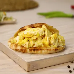 Fried Egg with Cheddar Sauce Sandwich